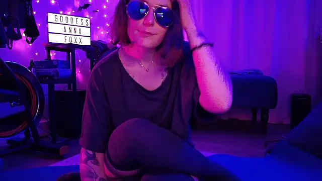 Snapshot of mistressannafoxx chatting on February 22, 4:24 am mistressannafoxx online show from February 22, 4:24 am
