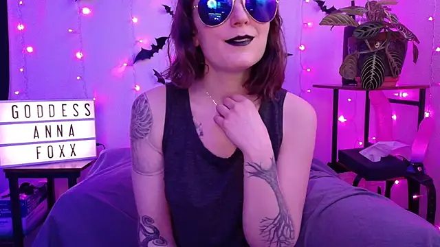 Snapshot of mistressannafoxx chatting on February 23, 10:18 pm mistressannafoxx online show from February 23, 10:18 pm
