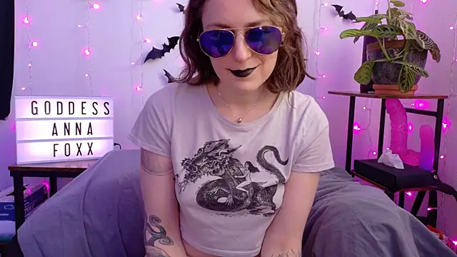 Snapshot of mistressannafoxx chatting on February 26, 10:09 pm mistressannafoxx online show from February 26, 10:09 pm