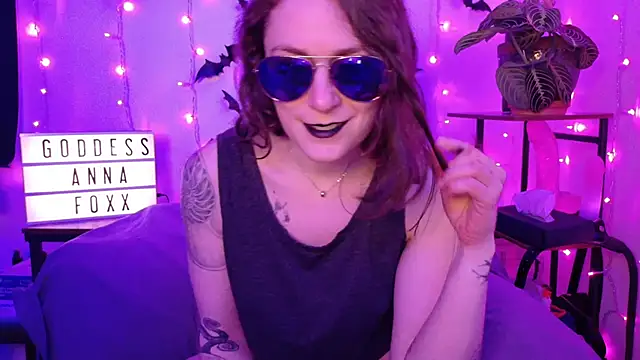 Snapshot of mistressannafoxx chatting on March 4, 1:11 am mistressannafoxx online show from March 4, 1:11 am