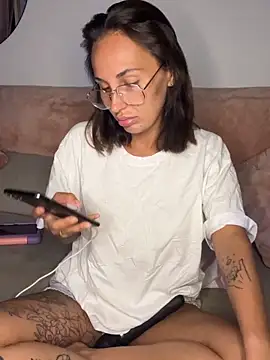 Rosieredxox online show from May 12, 7:11 pm