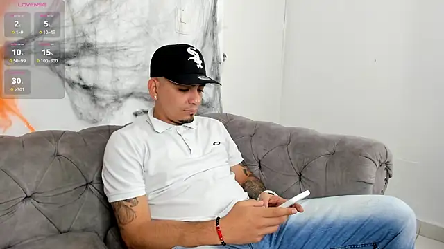 Snapshot of OwenStonne_ chatting on November 2, 4:37 am OwenStonne online show from November 2, 4:37 am