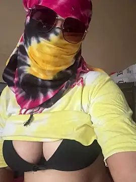 Snapshot of crazy111girl chatting on February 7, 7:34 am crazy111girl online show from February 7, 7:34 am