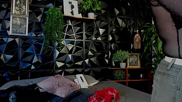 April  foxx online show from December 17, 1:17 pm