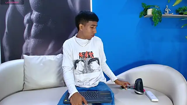 Snapshot of ender_h0t chatting on October 8, 1:31 pm ender h0t online show from October 8, 1:31 pm