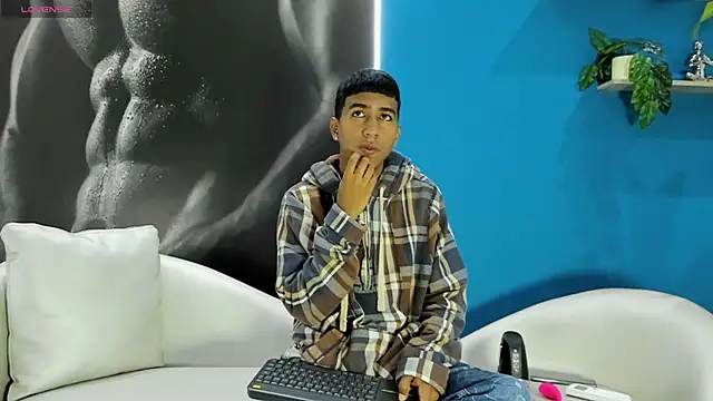 Snapshot of ender_h0t chatting on October 10, 1:43 pm ender h0t online show from October 10, 1:43 pm