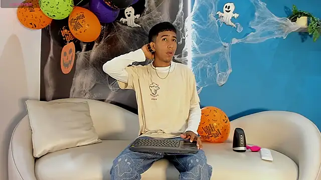 Snapshot of ender_h0t chatting on October 30, 1:34 pm ender h0t online show from October 30, 1:34 pm