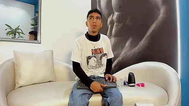 Snapshot of ender_h0t chatting on November 25, 2:50 pm ender h0t online show from November 25, 2:50 pm