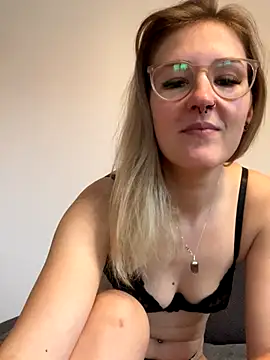 LauraLuxxx online show from November 17, 8:20 am