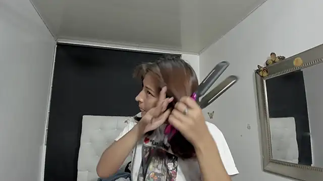 Snapshot of evelynesex chatting on February 10, 4:27 am evelynesex online show from February 10, 4:27 am