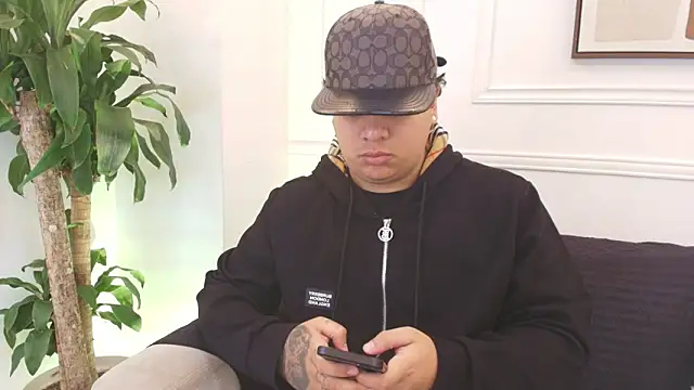 Snapshot of Naim_Bennetsex chatting on February 2, 7:23 pm Naim Bennetsex online show from February 2, 7:23 pm