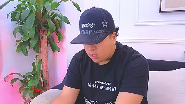 Snapshot of Naim_Bennetsex chatting on March 4, 1:22 am Naim Bennetsex online show from March 4, 1:22 am