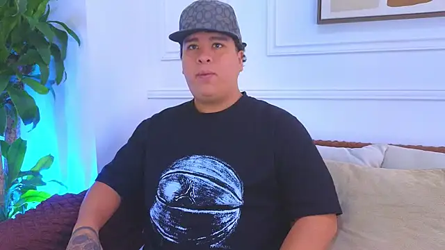 Snapshot of Naim_Bennetsex chatting on July 16, 5:52 pm Naim Bennetsex online show from July 16, 5:52 pm