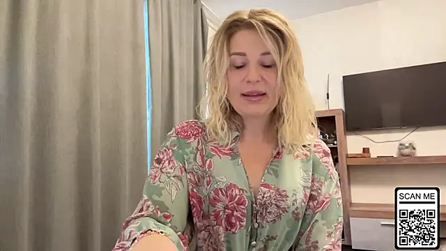 Blondie xoxoxo online show from October 5, 8:01 am