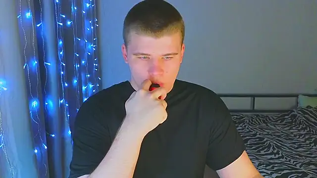 Snapshot of kittenmurr chatting on December 19, 11:34 pm kittenmurr online show from December 19, 11:34 pm