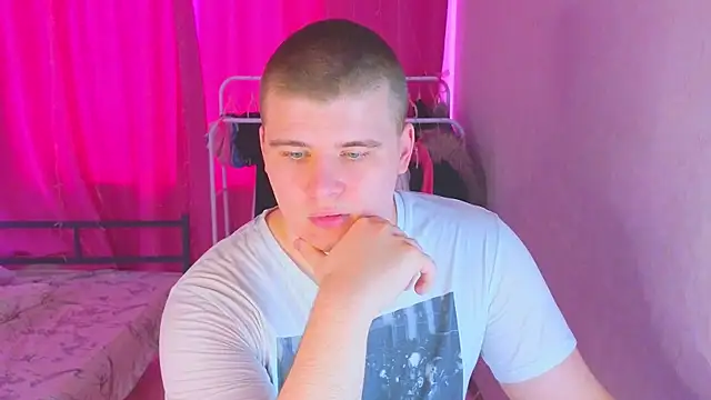 Snapshot of kittenmurr chatting on February 9, 7:34 am kittenmurr online show from February 9, 7:34 am