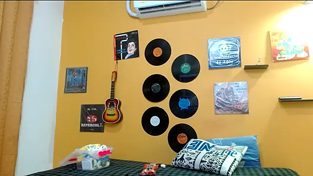 skinnyverus18 online show from October 8, 6:38 pm