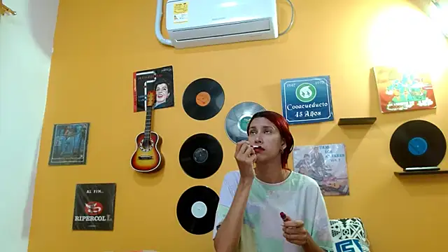 skinnyverus18 online show from November 6, 7:15 pm