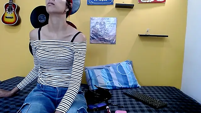 skinnyverus18 online show from March 1, 7:05 pm