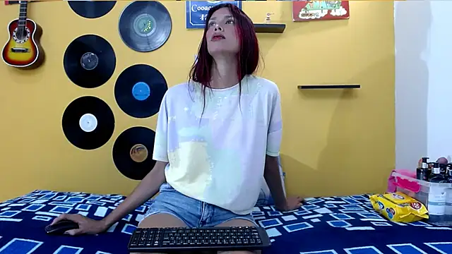 Snapshot of skinnyverus18 chatting on May 2, 7:19 pm skinnyverus18 online show from May 2, 7:19 pm