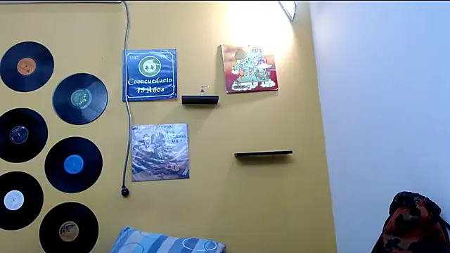 Snapshot of skinnyverus18 chatting on May 13, 7:33 pm skinnyverus18 online show from May 13, 7:33 pm