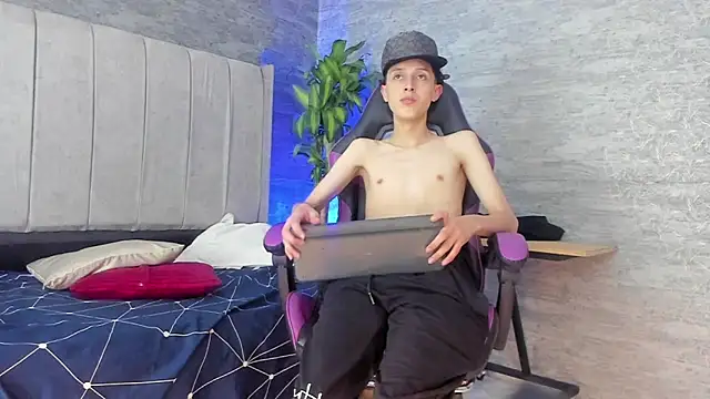 Snapshot of ArthurCox chatting on October 19, 5:24 pm ArthurCox online show from October 19, 5:24 pm