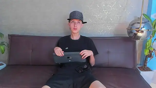 Snapshot of ArthurCox chatting on October 27, 5:28 pm ArthurCox online show from October 27, 5:28 pm