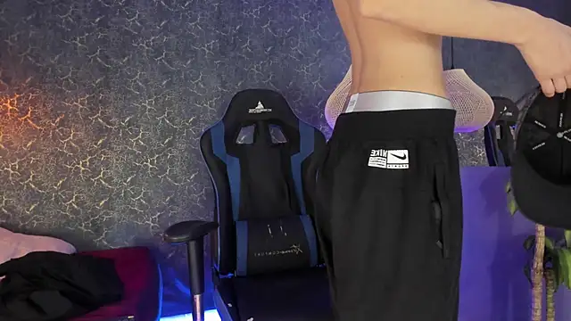 Snapshot of ArthurCox chatting on November 16, 5:18 pm ArthurCox online show from November 16, 5:18 pm