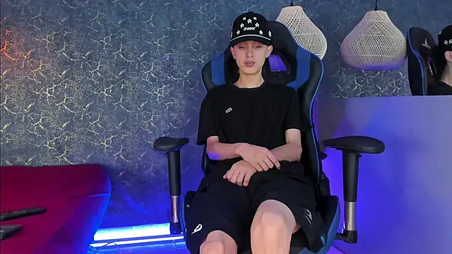 Snapshot of ArthurCox chatting on November 18, 5:28 pm ArthurCox online show from November 18, 5:28 pm