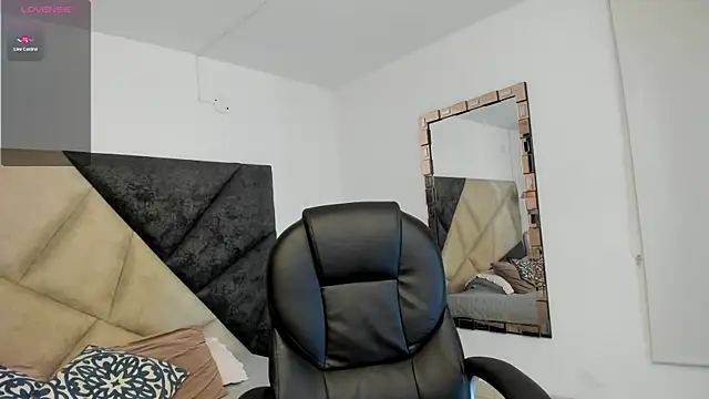 SaraWagner  online show from October 21, 12:00 am