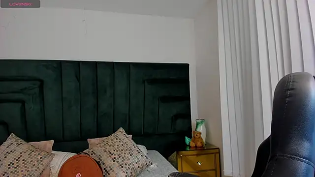 SaraWagner  online show from February 6, 12:04 am