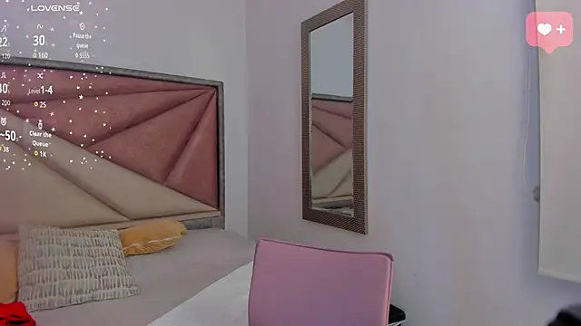 Snapshot of SaraWagner_ chatting on June 19, 12:37 am SaraWagner online show from June 19, 12:37 am