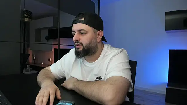 Snapshot of DravenPeak chatting on April 8, 12:43 am DravenPeak online show from April 8, 12:43 am