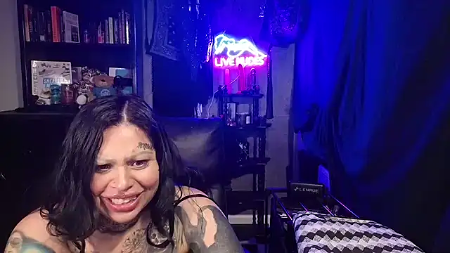 chicanachic13 online show from February 28, 9:43 am