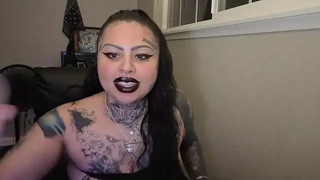 chicanachic13 online show from April 18, 4:05 am