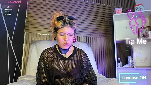 MistressMariam  online show from November 19, 8:20 pm