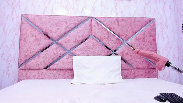 Snapshot of HOT_EMIILY_ chatting on October 18, 11:44 am HOT EMIILY online show from October 18, 11:44 am