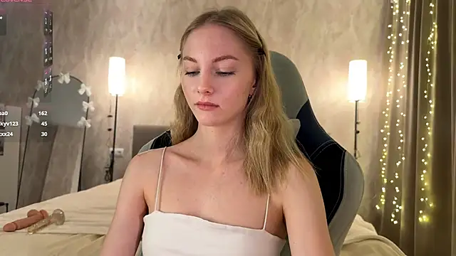 Snapshot of BrightAnnie chatting on February 6, 12:08 pm BrightAnnie online show from February 6, 12:08 pm