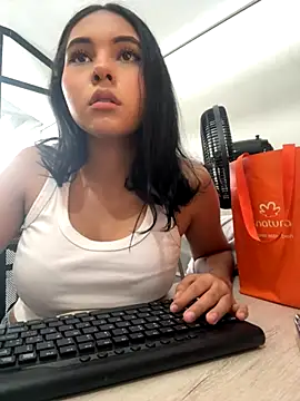 Snapshot of AlinnaRosee_ chatting on December 2, 4:35 pm AlinnaRosee online show from December 2, 4:35 pm