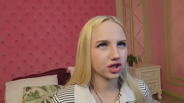 Snapshot of Sky_Cutie chatting on July 18, 4:27 am Sky Cutie online show from July 18, 4:27 am