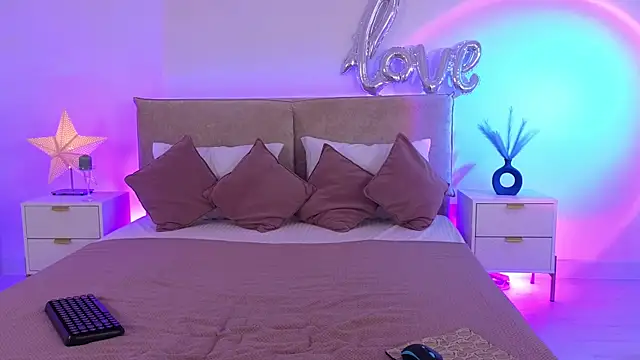 Jules night online show from April 3, 9:24 pm