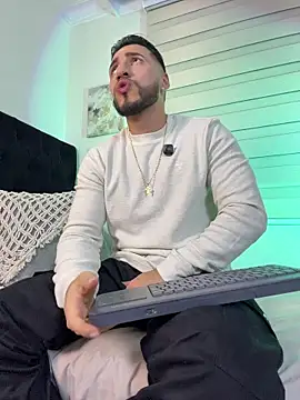 Thiago Hill online show from February 11, 1:43 am