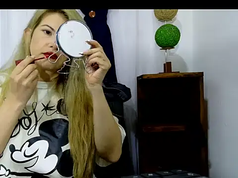 Snapshot of katioska25 chatting on September 19, 6:52 pm katioska25 online show from September 19, 6:52 pm