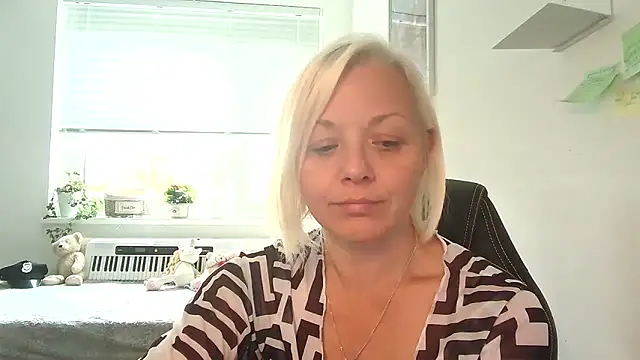 Linsy Kim online show from October 8, 8:45 am