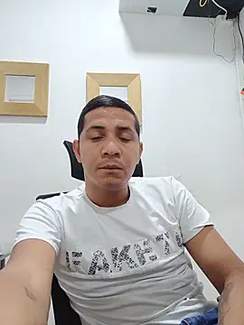 Snapshot of JoaoSalgado chatting on May 13, 4:32 am JoaoSalgado online show from May 13, 4:32 am