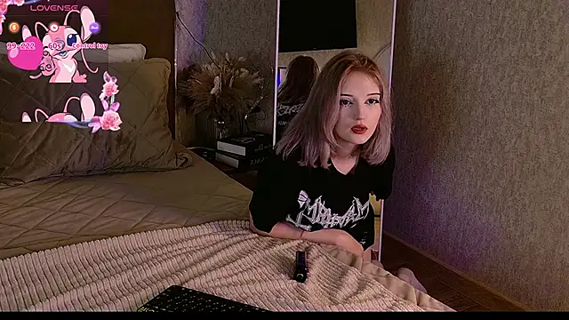 Snapshot of EsmeMayhem chatting on September 19, 5:09 am EsmeMayhem online show from September 19, 5:09 am