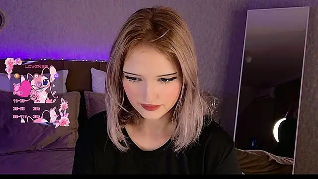 Snapshot of EsmeMayhem chatting on October 2, 4:19 am EsmeMayhem online show from October 2, 4:19 am