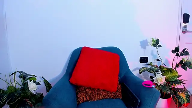 Snapshot of MilenaCrown chatting on November 3, 8:32 pm MilenaCrown online show from November 3, 8:32 pm