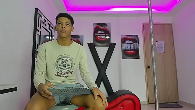 PRETTY FEM online show from October 16, 3:24 pm