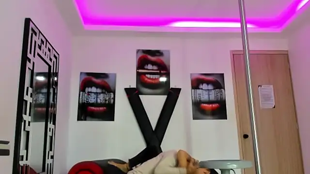 PRETTY FEM online show from October 21, 1:34 pm